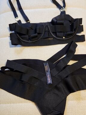Victoria's Secret Strappy Banded Bra SET